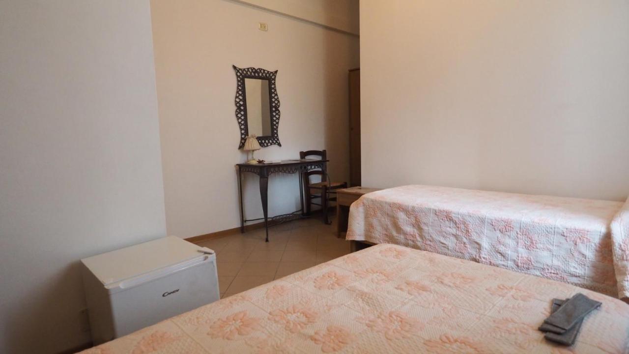 ホテル Residenza Pitigliano Gens Petilia - Nuova Gestione エクステリア 写真